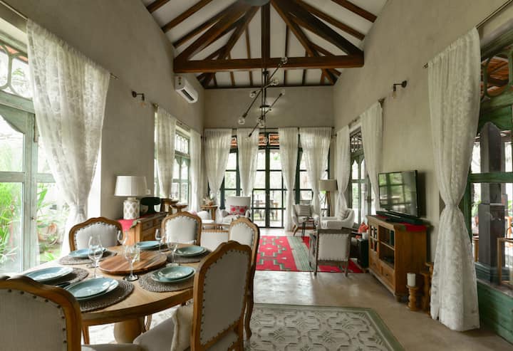 Rooms: Living area