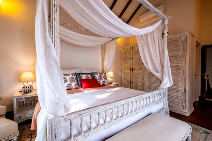 Rooms: Bedroom