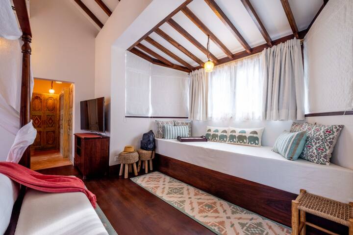Rooms: Bedroom