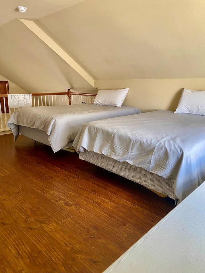 Upstairs loft with 2 full beds