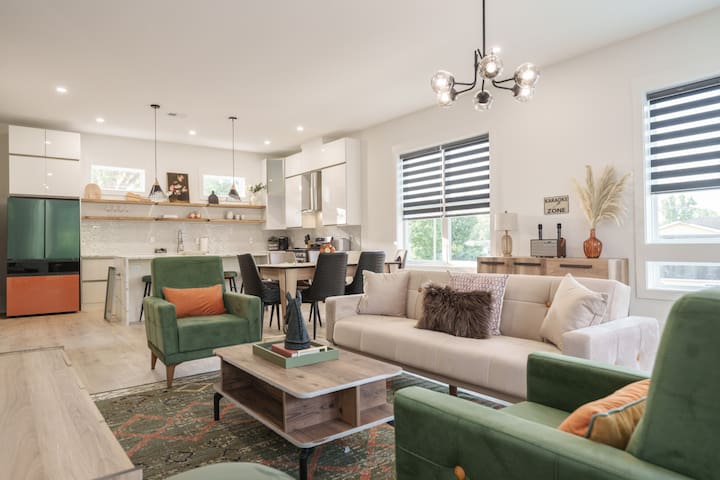 2 Bedroom – Workspace/Fast WiFi – 2 Car Garage!