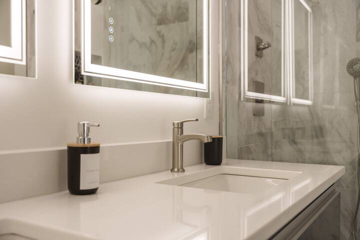 2 Bedroom – Workspace/Fast WiFi – 2 Car Garage! gallery image 2