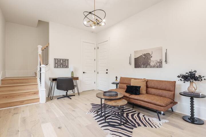 2 Bedroom – Workspace/Fast WiFi – 2 Car Garage! gallery image 4