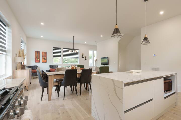 2 Bedroom – Workspace/Fast WiFi – 2 Car Garage! gallery image 3