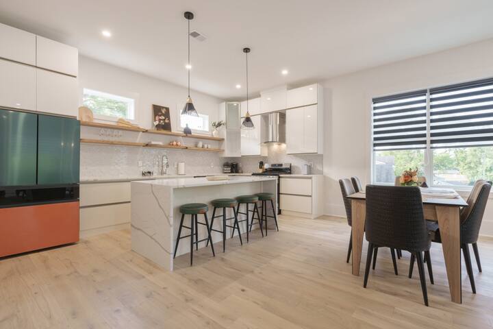 2 Bedroom – Workspace/Fast WiFi – 2 Car Garage! gallery image 5