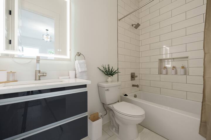 Weekend Getaway-Walk to Restaurants-2 Car Garage! gallery image 3