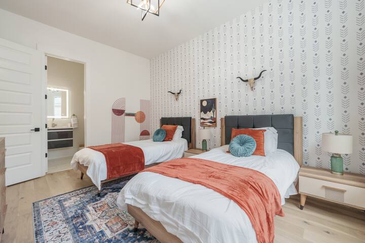 Weekend Getaway-Walk to Restaurants-2 Car Garage! gallery image 2