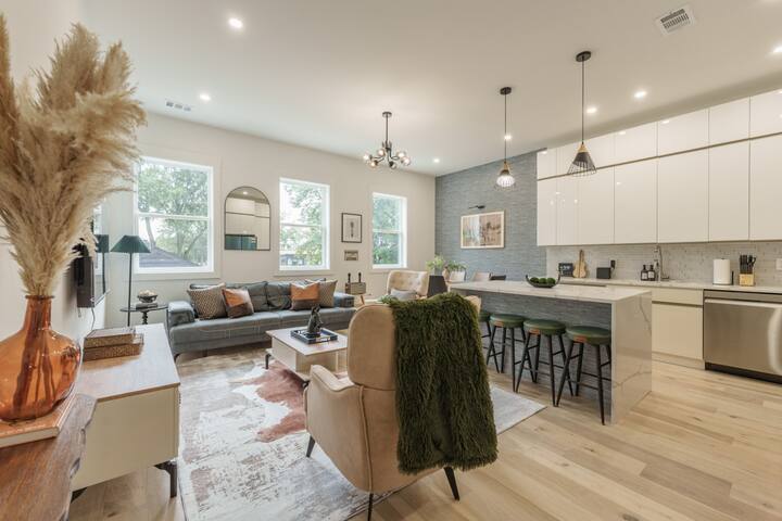 Weekend Getaway-Walk to Restaurants-2 Car Garage! gallery image 5