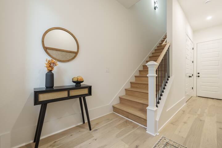 Weekend Getaway-Walk to Restaurants-2 Car Garage! gallery image 4