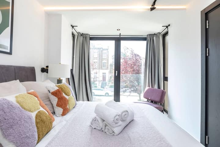 Primer dormitorio con una cama doble