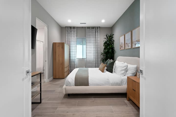 Dhoma e gjumit për vizitorët ka një krevat dopio "queen" dhe një atmosferë të qetë, e përsosur për net të qeta këtu.