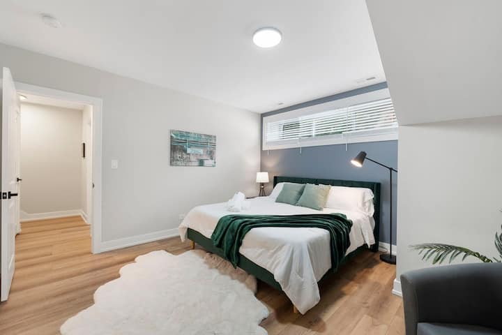 Уютна спалня с меко осветление и меки текстури за релаксация.