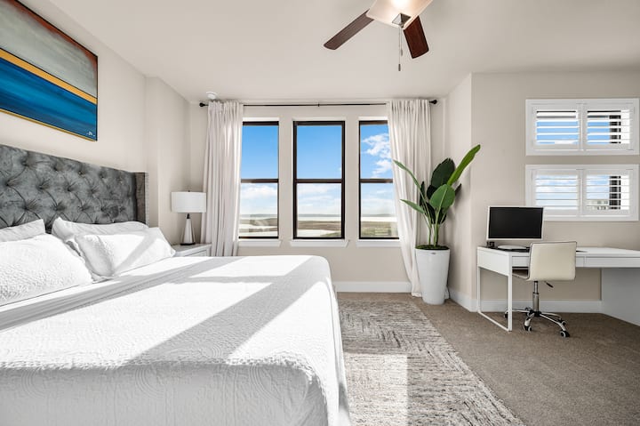 Glavna spavaća soba s bračnim krevetom i privatnim prostorom za rad s monitorom, tipkovnicom i mišem