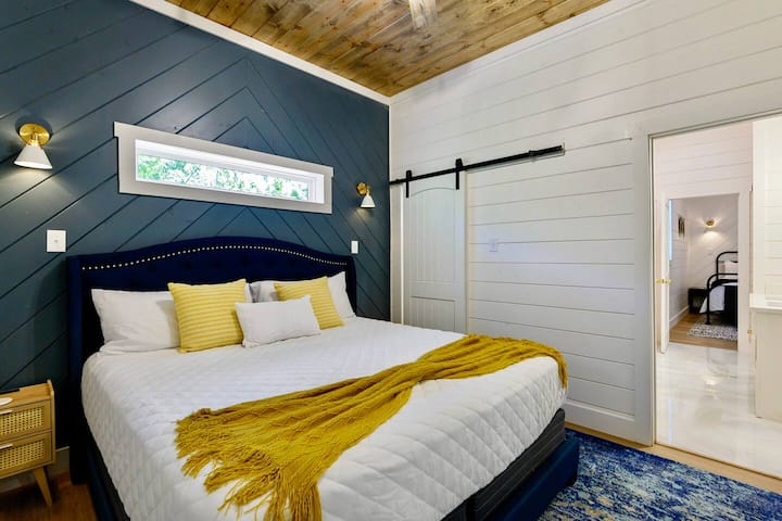 גלו את חדר השינה קינג 3 עם מיטת קינג סייז עם מצעים מפוארים. יהיו לכם אורות פמוט לקריאה וארון לאחסון.