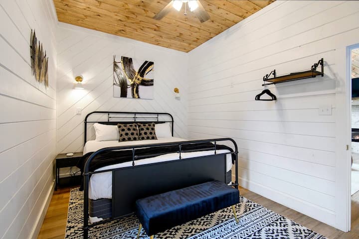 בחדר השינה קינג 2, למטה, תהיה לכם מיטת קינג סייז עם מזרן קטיפה נוח, אורות פמוט, מאוורר תקרה וספסל מרופד להלבשה.