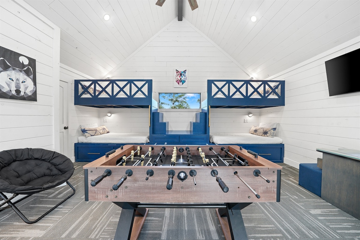 سيحب الأطفال والصغار في القلب غرفة Bunkroom/Gameroom التي تحتوي على أربعة أسرّة توأم بالإضافة إلى سريرين قابلين للسحب. (الأسرّة العلوية مخصصة للأطفال فقط)