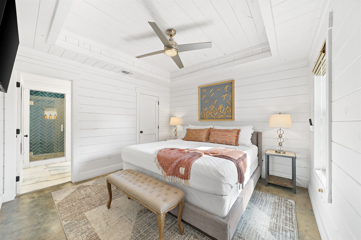 مثل حمام داخلي يضم سرير كينج 1، يتميز حمام داخلي كينج 2 بمرتبة من رغوة الذاكرة. قال الضيف تايلور، "كانت الأسرّة وكأنها تطفو على الغيوم".