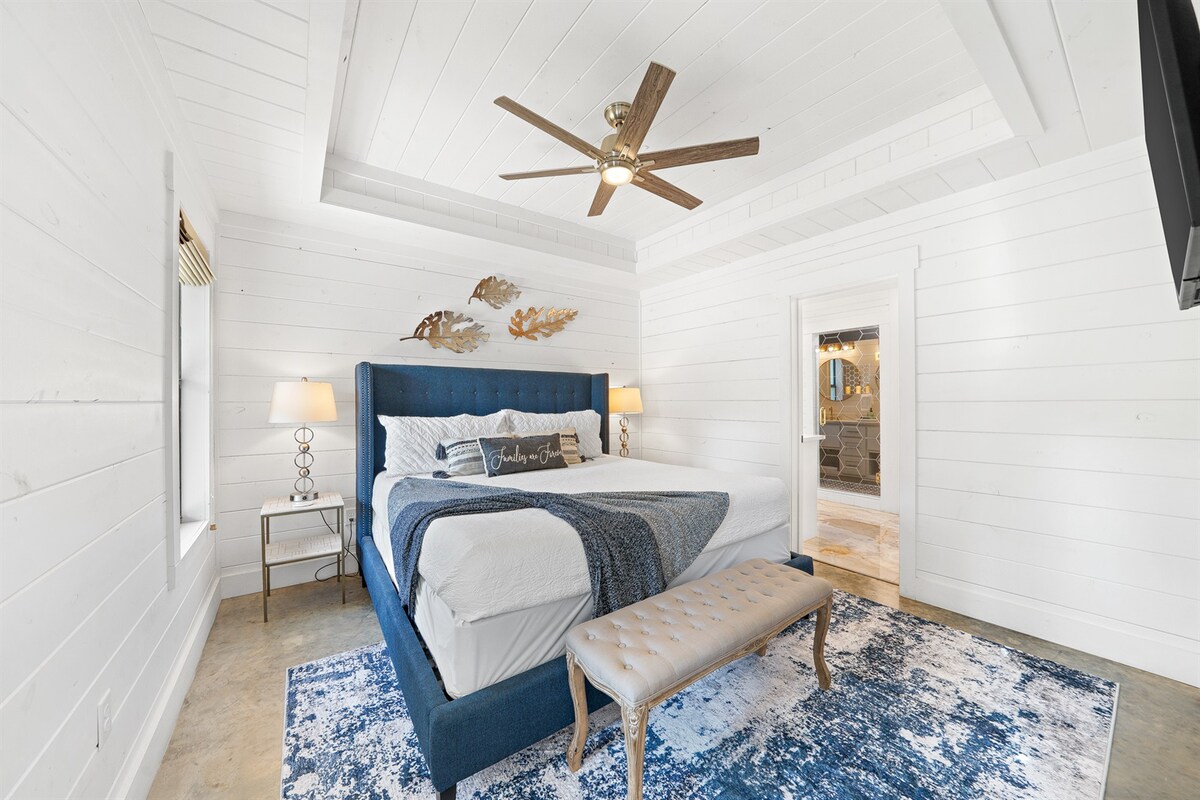 يمكنك الاستمتاع بالنوم أثناء مشاهدة تلفزيون Samsung مقاس 42 بوصة في King Ensuite 1. سيكون لديك أيضًا خزانة لتخزين ممتلكاتك في كلا الجناحين.