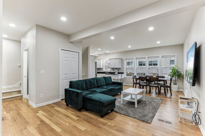 Modern & Spacious 5bh/ 4ba Home Near Downtown - Minneapolis