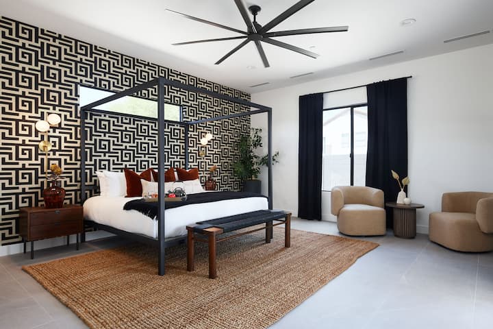 Suita kryesore me krevat të madh dopio "king", sallë pritjeje, hyrje në oborrin e pasmë, televizor inteligjent, orendi projektuesi, dollap i madh dhe banjë brenda dhomës