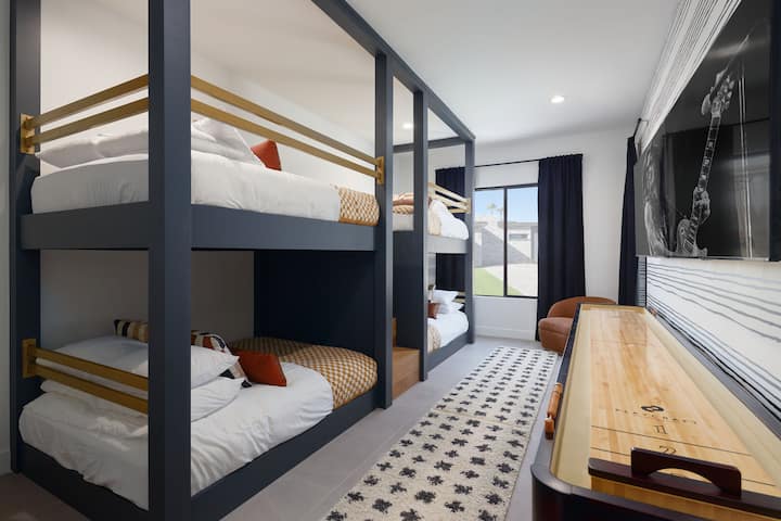 Dhoma e tretë e gjumit me 4 krevate dopio (të stilit bunker). Dhoma ka një dërrasë për riorganizim, dollap, 2 televizorë inteligjentë dhe hapësirë pune private.