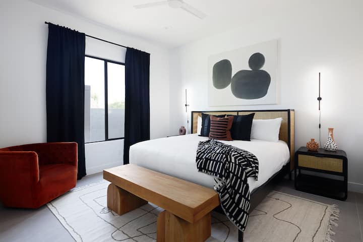 Dhoma e 5-të e gjumit me krevat dopio "King", televizor inteligjent, orendi projektuesi dhe banjë brenda dhomës.