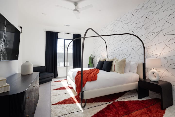 Suita e dytë kryesore - me krevat dopio "King", televizor inteligjent, dollap me rrota, orendi projektuesi dhe banjë brenda ambientit.