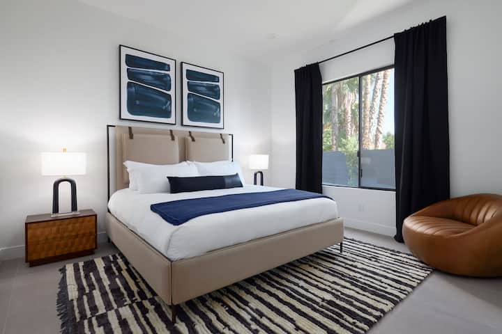 Dhoma e katërt e gjumit me krevat dopio "King", televizor inteligjent, orendi projektuesi dhe banjë brenda dhomës.