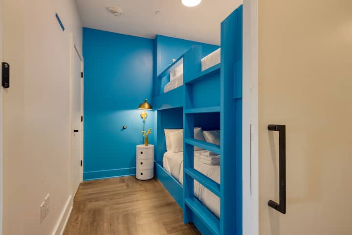 Მე-4 საძინებელში არის დედოფალი ორსართულიანი საწოლის თავზე.