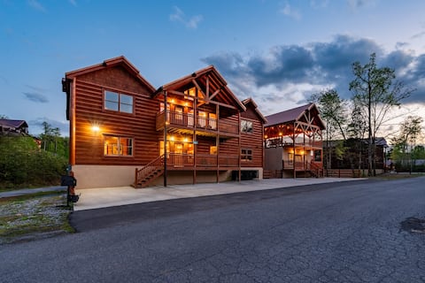 Mountain Lodge/Heated Pool/Games/HotTubs/Sleeps 22
