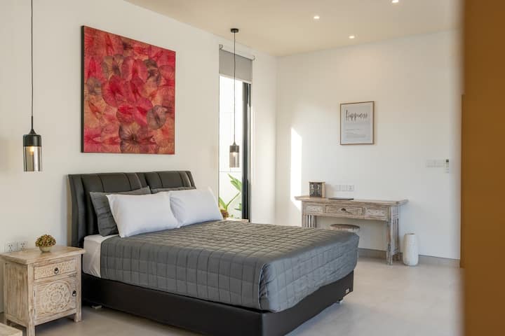 Chumba cha kulala cha kisasa chenye uzuri wa kisanii na mapambo ya kifahari.