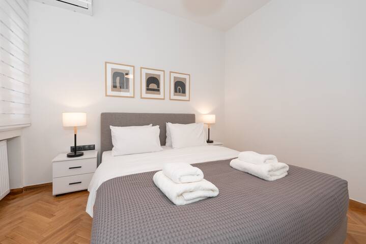 Kolonaki Gem: Modern Apartment with Balcony gallery image 2