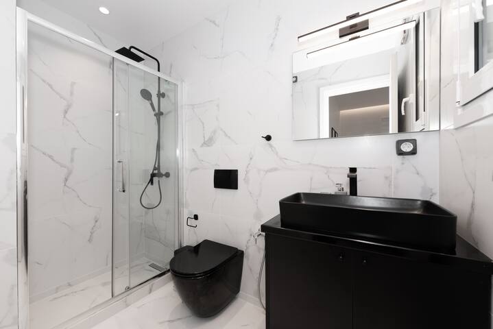 Kolonaki Gem: Modern Apartment with Balcony gallery image 4