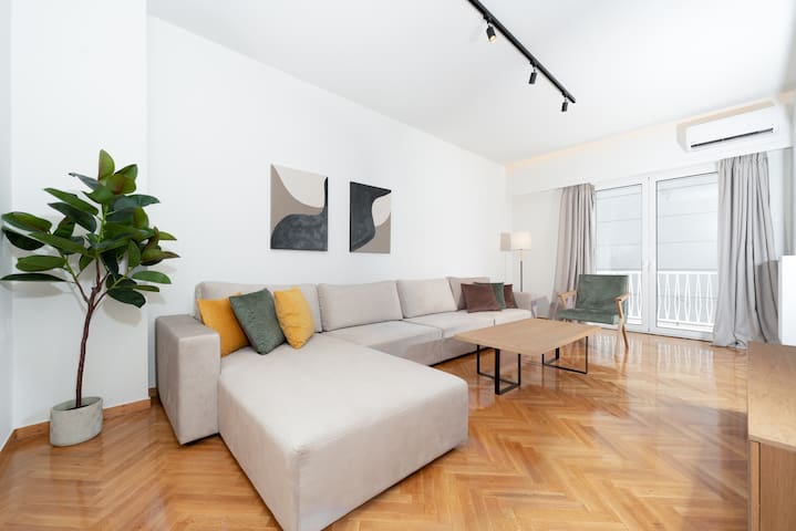 Kolonaki Gem: Modern Apartment with Balcony