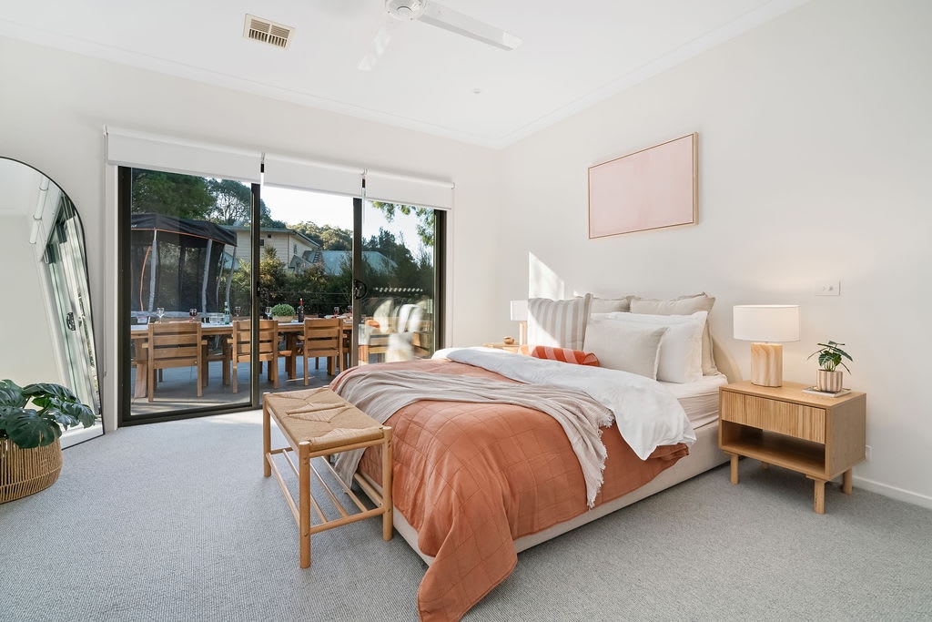 الغرفة الخلفية، مع سرير بحجم كوين وسلك وحمام داخلي