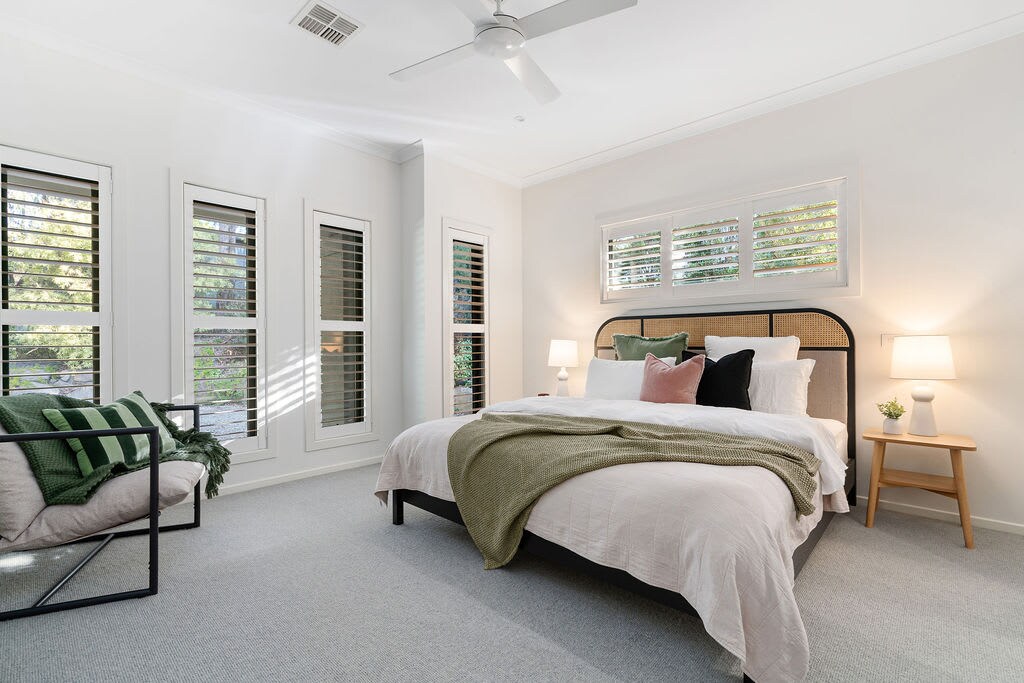 غرفة النوم الأمامية، التي تحتوي على سرير كينج وسلك وحمام داخلي