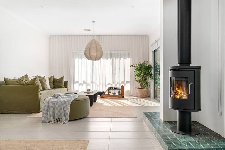 The Retreat – Pool Table, Cosy Fire, Wineries