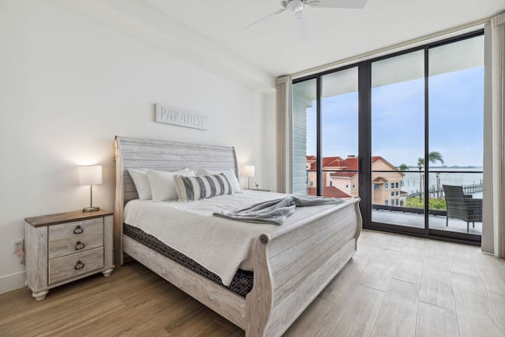 Hoofdslaapkamer met een eigen balkon en prachtig uitzicht op de rivier