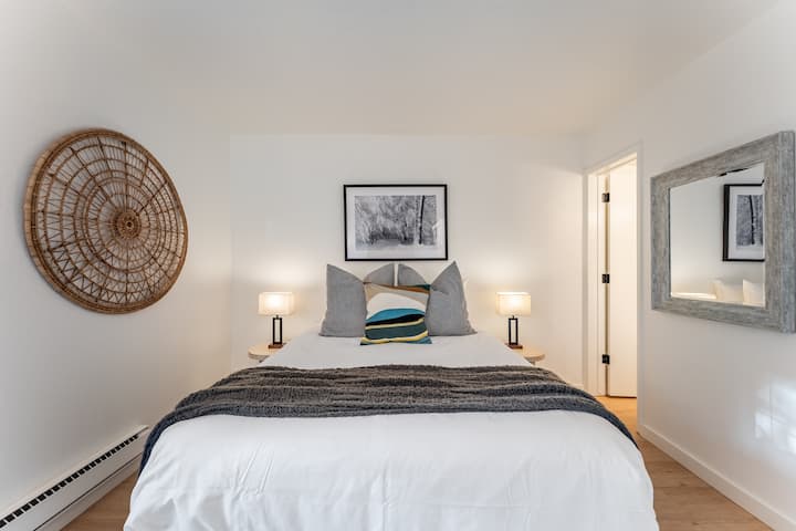 V primárnej spálni je manželská posteľ a vlastná kúpeľňa.