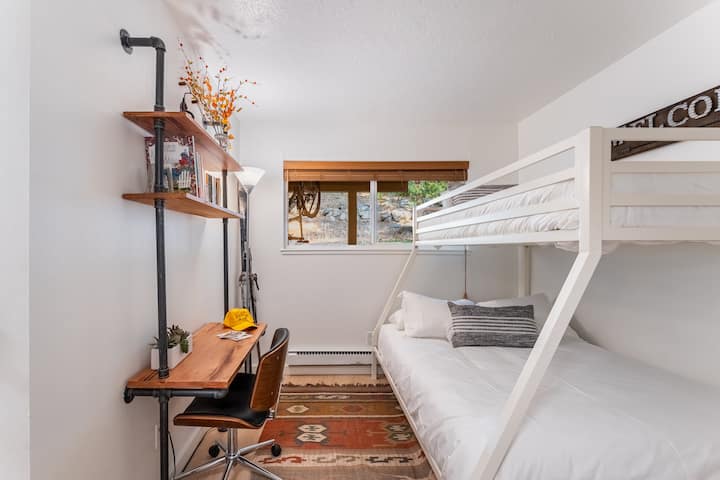 Spálňa 3 má samostatnú posteľ nad manželskou posteľou a pracovný stôl.