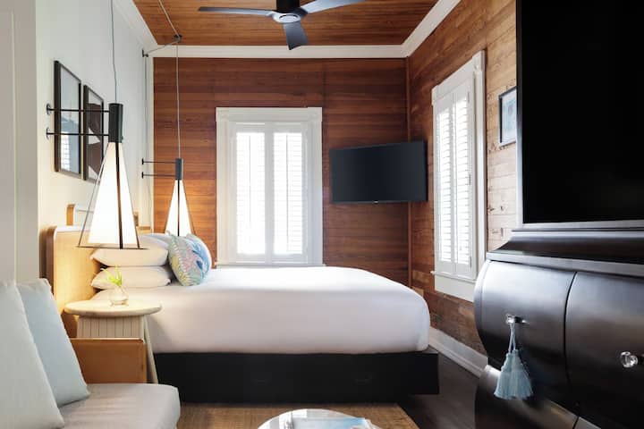 Unit with King bed. Exact unit will be assigned upon arrival. Views, colors, and decor may vary.