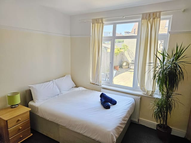 4-Bed Fast WiFi, Self Check-In, Parking nr UWE gallery image 5