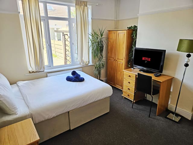 4-Bed Fast WiFi, Self Check-In, Parking nr UWE gallery image 4