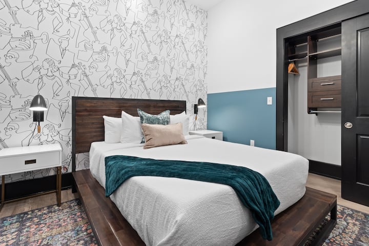 توفر غرفة النوم الثانية سرير كوين مريح وخزانة ملابس وتلفزيون ذكي وبياضات ناعمة. رائعة للعائلات أو الأصدقاء الذين يسافرون معًا، تجمع هذه الغرفة بين الراحة والخصوصية في قلب وسط مدينة نيو أورليانز.