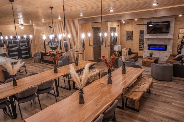 Luxe 12 Br Cabin, Indoor Pool, Theater, Sleeps 36