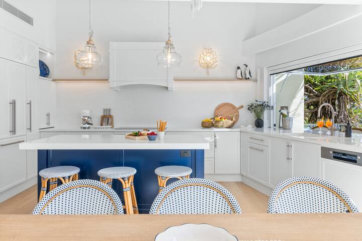 Hastings Park 8: Sea Holly on Hastings gallery image 2