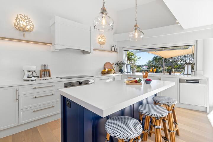 Hastings Park 8: Sea Holly on Hastings gallery image 3