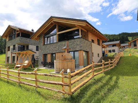 Nice ski in-ski out chalet with a sauna, hottub