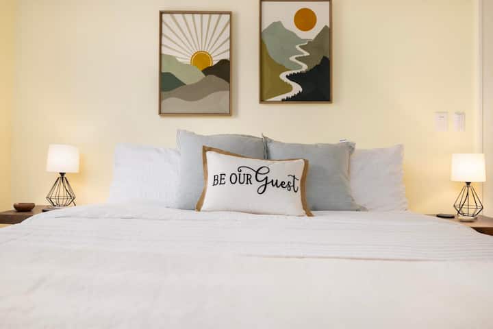 Pusho i qetë në krevatin luksoz të madhësisë king.