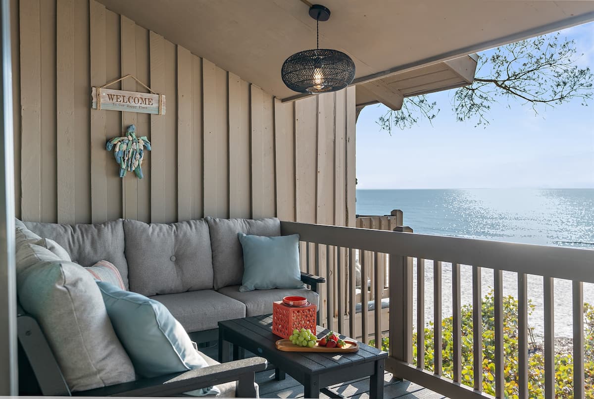 Gulf-Front Balcony Lounge